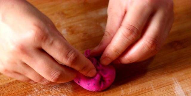  油腻|不要在火龙果直接吃是面粉做的，又甜又软不油腻