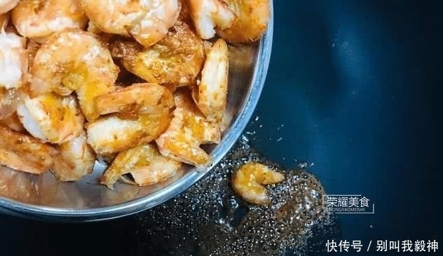 上桌|连壳吞的椒盐虾,一上桌就被扫光,好吃到忘记吃饭,教你怎么做吧