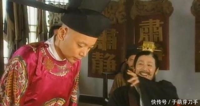 街上|官员在街上骑马, 突然一乞丐大喊: 万岁, 官员则说: 我大祸临头了