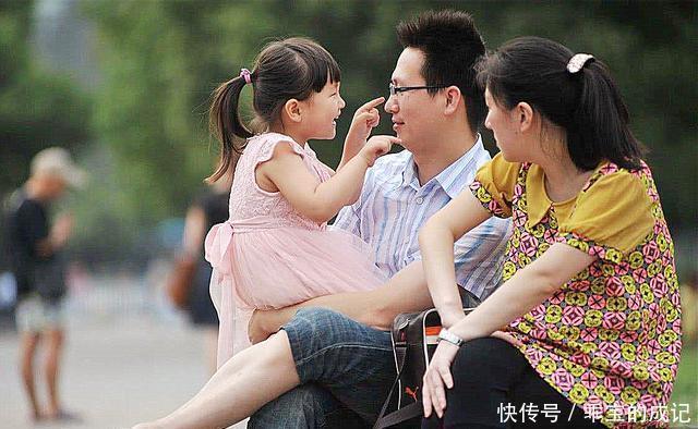 报警|公交车上男孩高喊肚子痛,母亲查看后报警,乘客:“孩子真机灵”