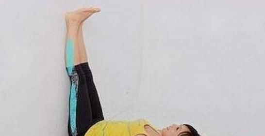 靠墙|女性坚持睡前“靠墙抬腿”,不出一个月,身体会发生4个惊喜变化