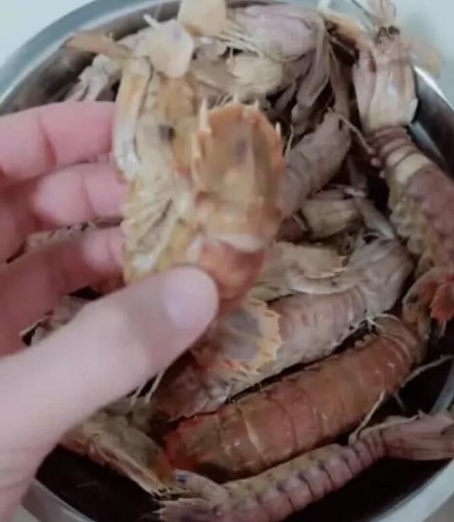 皮皮虾|煮了一锅皮皮虾,发现其中一只蜷成团,打开一看没心情再吃了