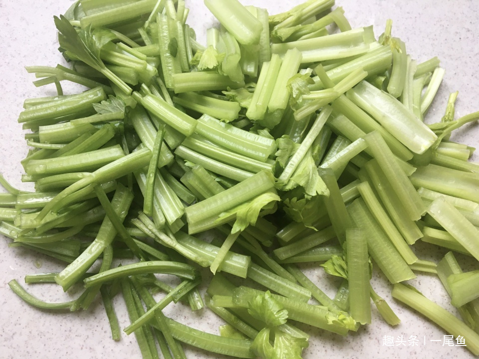  芹菜炒蹄筋|这菜炒一炒五分钟就上桌，胶原蛋白丰富又鲜又滑，老人孩子要常吃