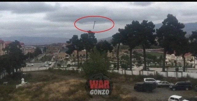 民宅|监控拍下震惊一幕:火箭弹笔直落下,命中民宅,所幸插入软土未爆