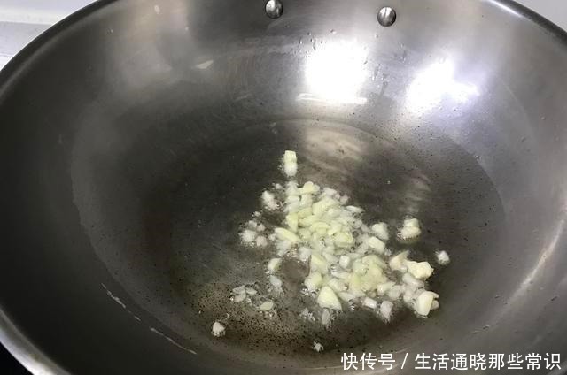 将茄子|炒茄子直接放油大厨第一步就错了，不油不黑这样做