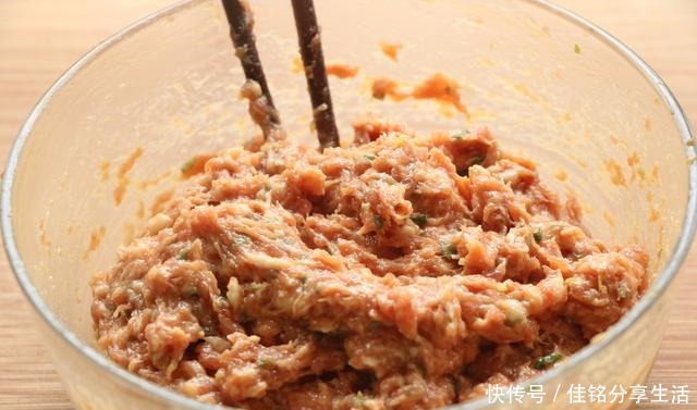 老少皆宜|中式月饼最爱这款,层层酥脆,鲜嫩多汁,做给家人吃,老少皆宜!