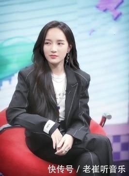  帮忙|孟佳居然抽烟，助理帮忙遮掩，画面过于真实