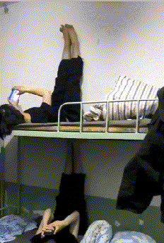 喜欢|搞笑GIF趣图:舍友最喜欢这样躺着玩手机,你们知道为什么吗?