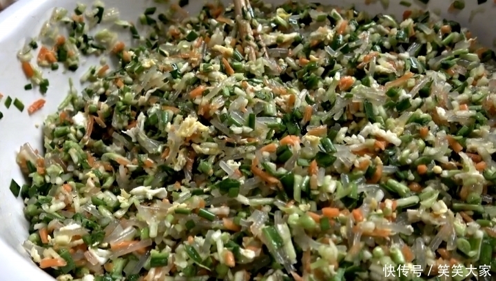  做成|夏天，此菜正当季，2块钱一斤，做成馅饼，比韭菜茴香还好吃