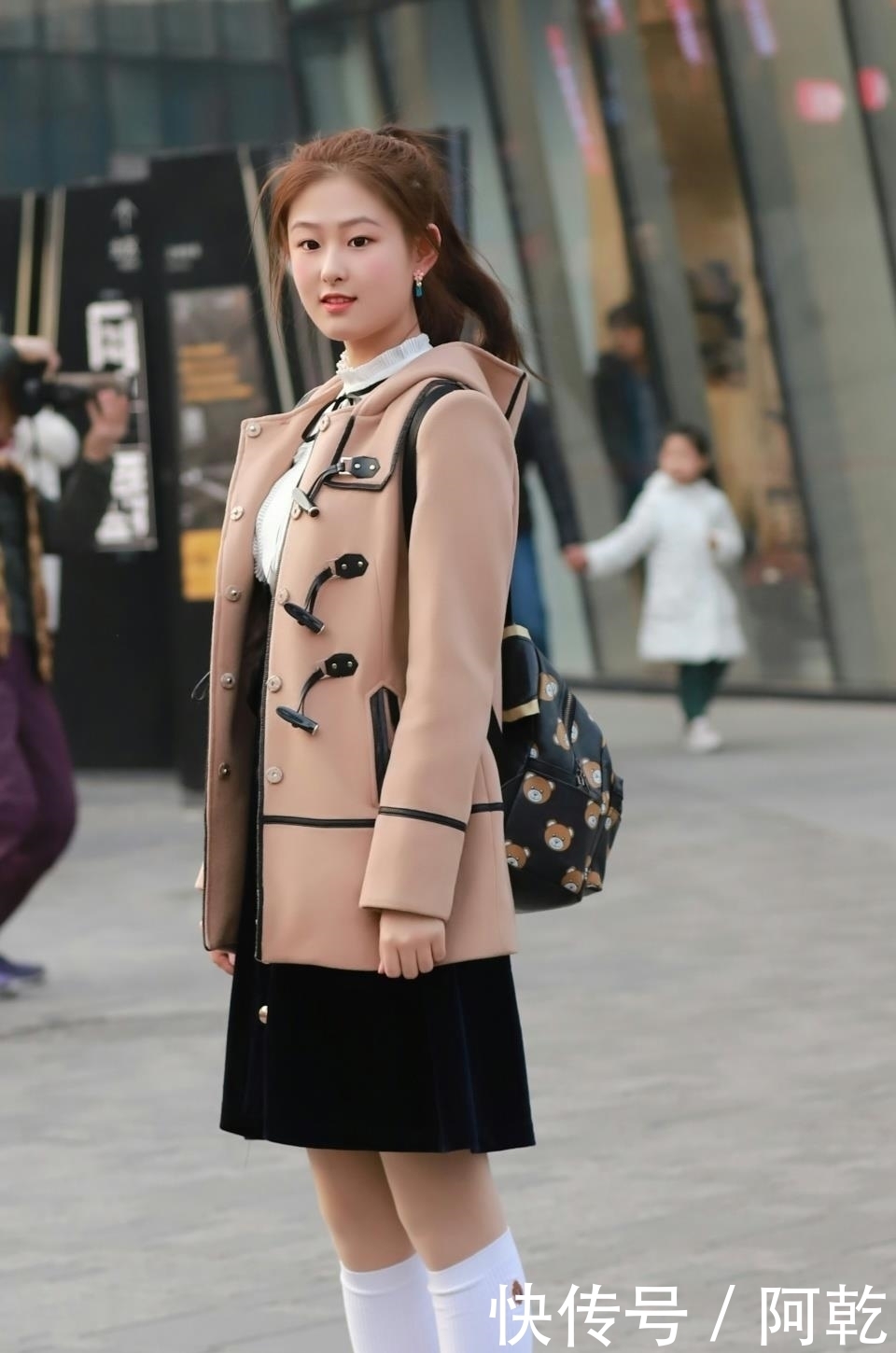 小姐姐|街拍:小姐姐长得好洋气,一种异域风情的气质魅力,你喜欢吗