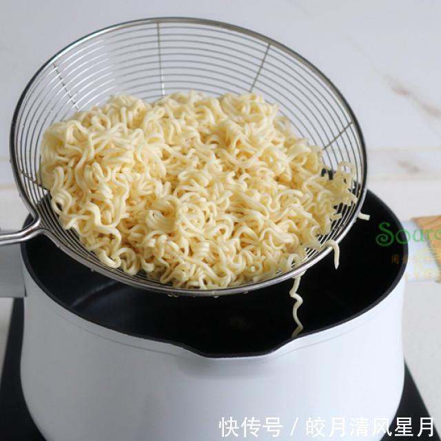 好吃|牛肉酱拌面,热乎乎的面条劲道滑爽,很好吃