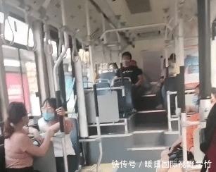  乘客|乘坐公交车的乘客，没一个人低头玩手机，这是咋了
