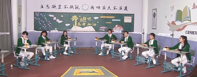 baby|baby关晓彤同时扮学生,两人坐姿看出差距结过婚就是不一样