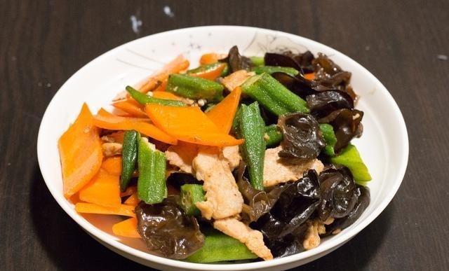 吃饭|周末亲戚来家里吃饭,弟媳下厨做了11道菜,大伙吃了一锅米饭