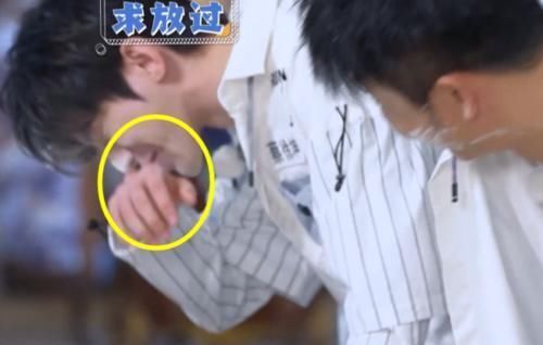 蔡徐坤|蔡徐坤节目上用嘴叼袜子,谁注意他扭头后的小举动嫌不嫌弃太明显