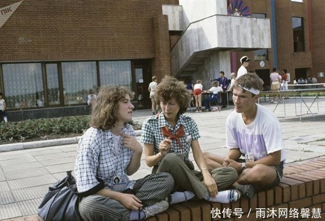 惬意|苏联青年男女罕见彩色老照片：都非常热爱运动，生活也十分惬意