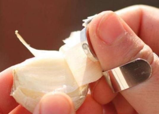  实用|今天才知道，大蒜上有一个机关，轻轻一按蒜皮马上脱落，简单实用