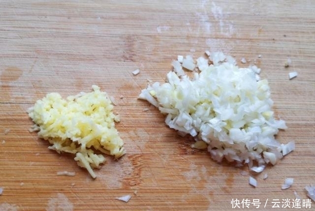 面条|秋季吃面条不如吃饺子,香菇与虾仁搭配在一起,鲜香可口