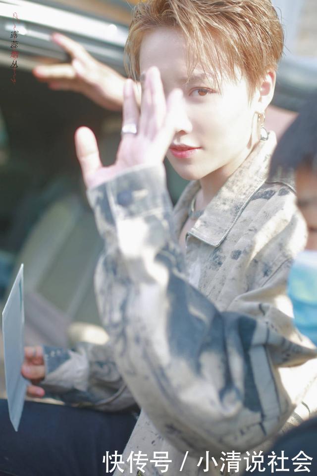 同是|同是桃系C位出道,李汶翰黑料多0公关,刘雨昕实力强没人捧