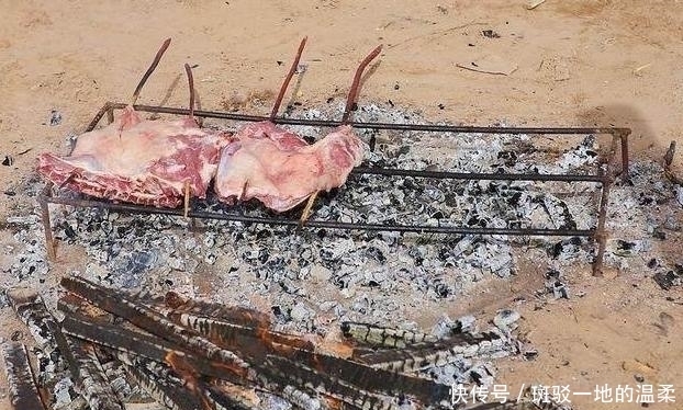 朋友|请几个朋友吃饭,只点了4串烧烤,最后还有剩下的!