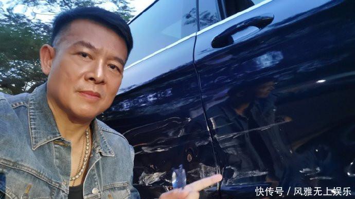 车门|59岁老戏骨坐百万豪车出意外车门和车尾被撞烂，事后还淡定自拍