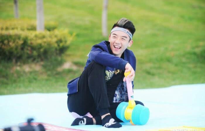 郑恺|跑男杀青六人合照,杨颖好像全身都在“抗拒”,郑恺机智避嫌