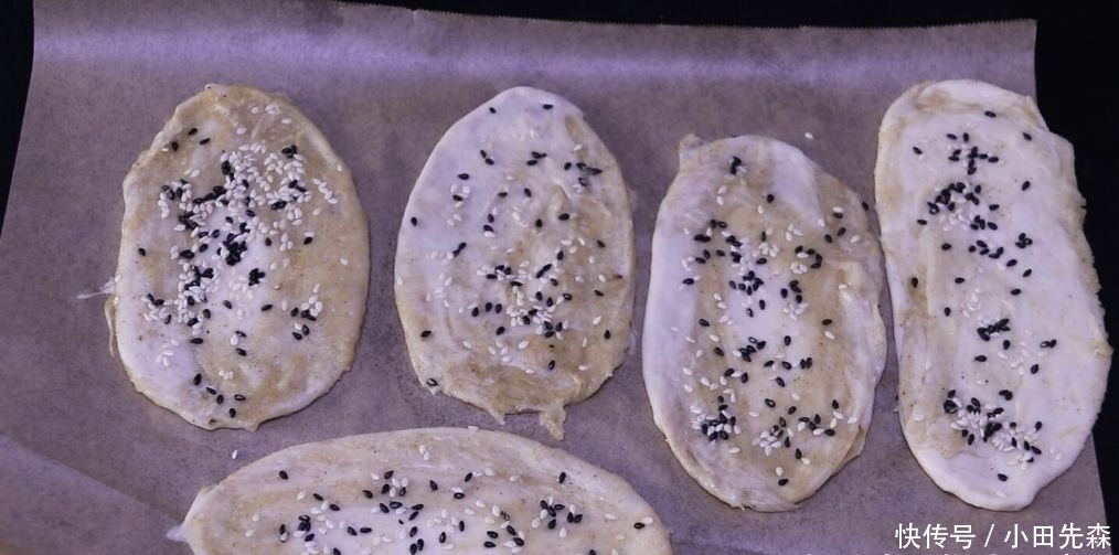 面粉|这是椒盐酥饼的做法，咸香可口，外皮超酥，轻轻一碰就掉渣