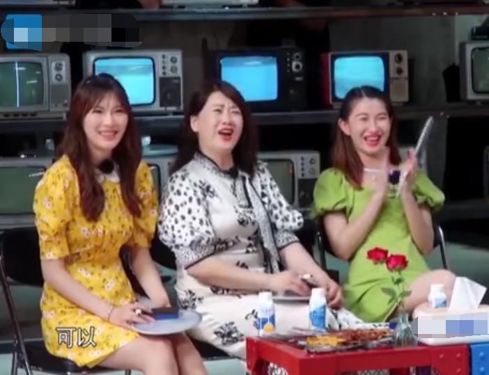 从始至终|32岁Baby当众撒娇,蔡徐坤从始至终盯着不放,反应过于真实