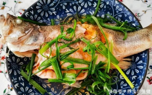 饭店|清蒸鱼时,这些窍门掌握了,肉质鲜嫩无腥,比饭店还美味