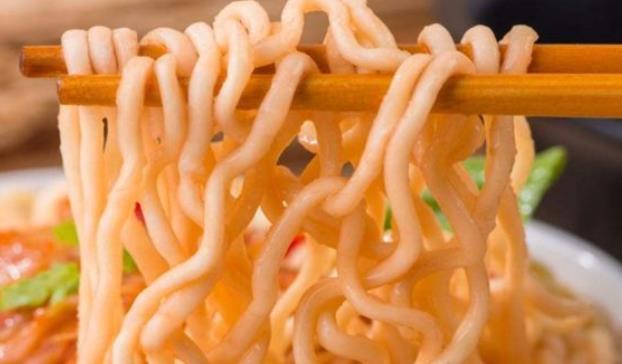 食品|真正的“垃圾”食品已公布,每个都让人吃到上瘾,居然没有方便面