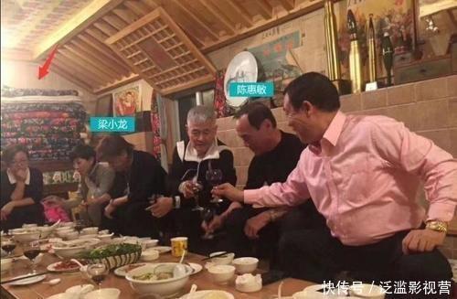 豪宅|赵本山不住豪宅回农村,头发花白满脸皱纹,灶台旁烧火做饭有精神