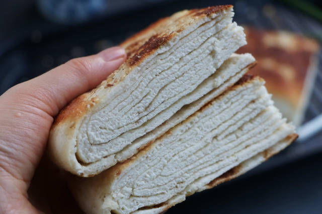 面食|夏天就馋这面食,一周要吃2回,外脆里软层次多,早餐上桌就光盘