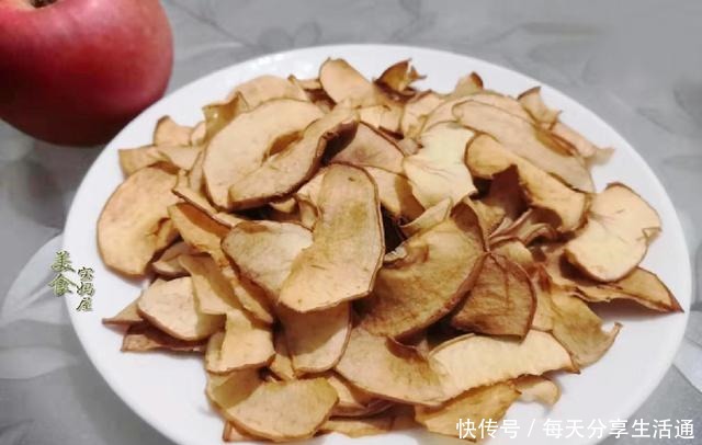简单|爱吃零食的有口福了,5个苹果,切一切简单一做,比薯片营养好吃