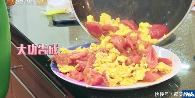 狼吞虎咽|霍思燕准备晚餐,2个人吃3盘菜,嗯哼狼吞虎咽吃了一口又一口