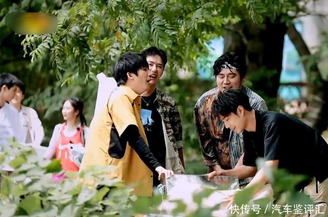 下意识|谭松韵称拉行李很累,宋威龙下意识的话引关注,果真“实力宠妹”