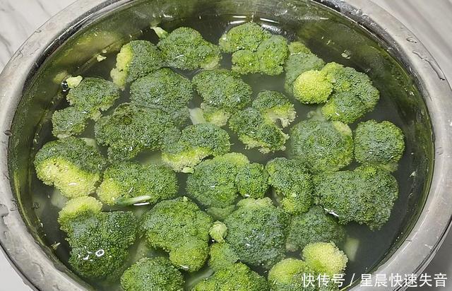 西兰花|西兰花最健康好吃的做法，不用焯水，出锅比吃肉还香，小孩也爱吃