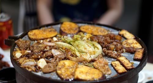  顾客|吃烤肉时，服务员问你“要不要换纸”，其实是种暗示，不懂很尴尬