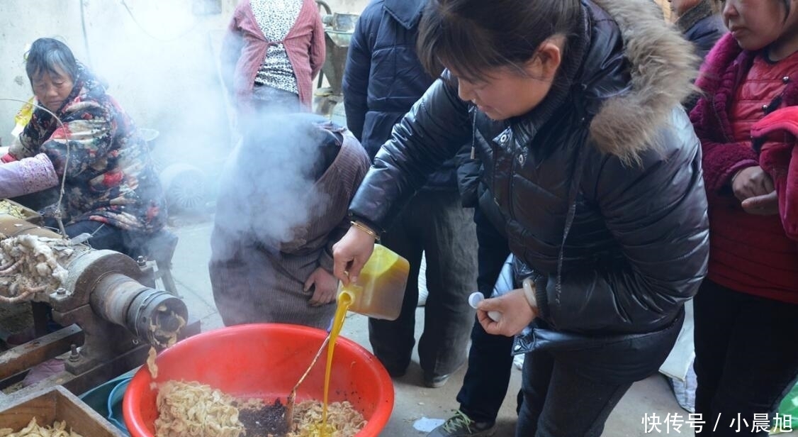 吃法|大姐赶集售小吃，200多罐老干妈1日用完，创新老干妈吃法