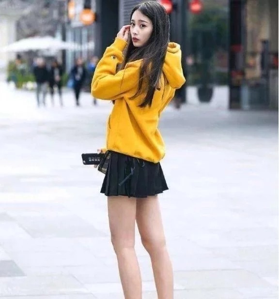 飘逸|街拍:长发飘飘的小姐姐,穿一袭吊带连衣裙,十分飘逸