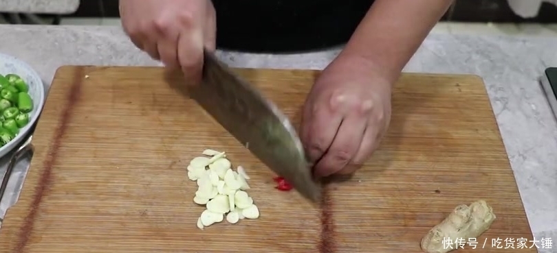  鸡肉|炒鸡新做法，加几个青椒，鸡肉鲜嫩，好吃下饭