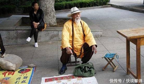街上|原来街上有那么多算命先生，为何现在却不见踪影，都去哪了？