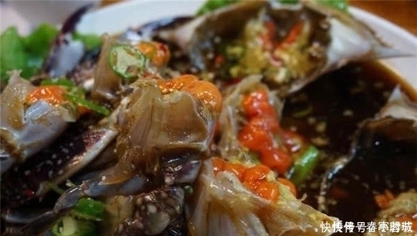 海鲜市场|在韩国买螃蟹,螃蟹不在水里,而是埋在木头里,这是什么原因呢