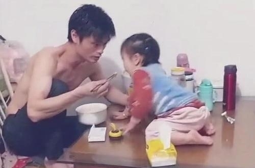 猜中|“淡定奶爸”喂小情人吃饭火了,猜中了开头,却没猜到结局