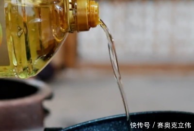 太费油|黄磊炒菜的时候太费油了,看到他倒下去的数量,怪不得嘉宾吃不下