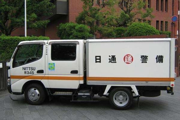 运钞车|假扮警察拦下运钞车,4525名员工3亿奖金被劫,罪犯尚未捕获