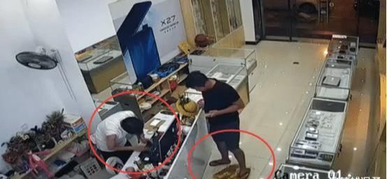 手机|男子疑似闹肚子，没忍住喷在店铺里一地“翔”,假装玩手机后撒腿就跑