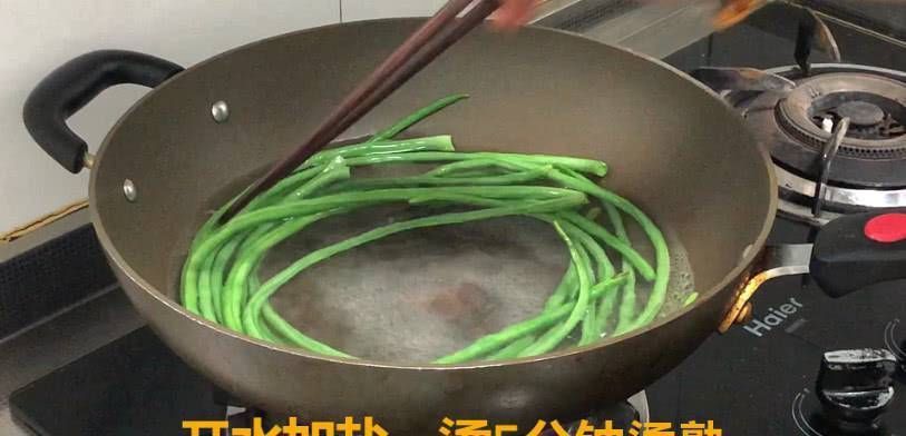  五花肉|豆角和五花肉超级好吃的新做法，下酒又下饭，一大盘子都吃光了