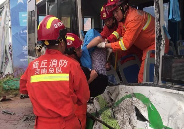  车上|罐车、轿车、公交三车相撞 现场救出多名人员