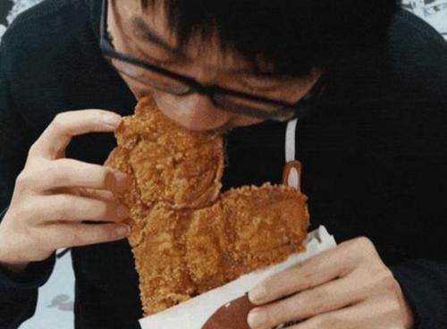 正新鸡排|同样是鸡排,肯德基与华莱士对比,看清肉后,网友吃错二十年