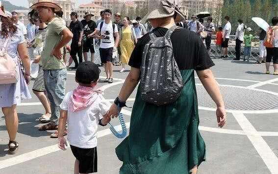  女孩|4岁女孩跟爸爸走散，民警询问父亲名字，女孩的回答令人哭笑不得